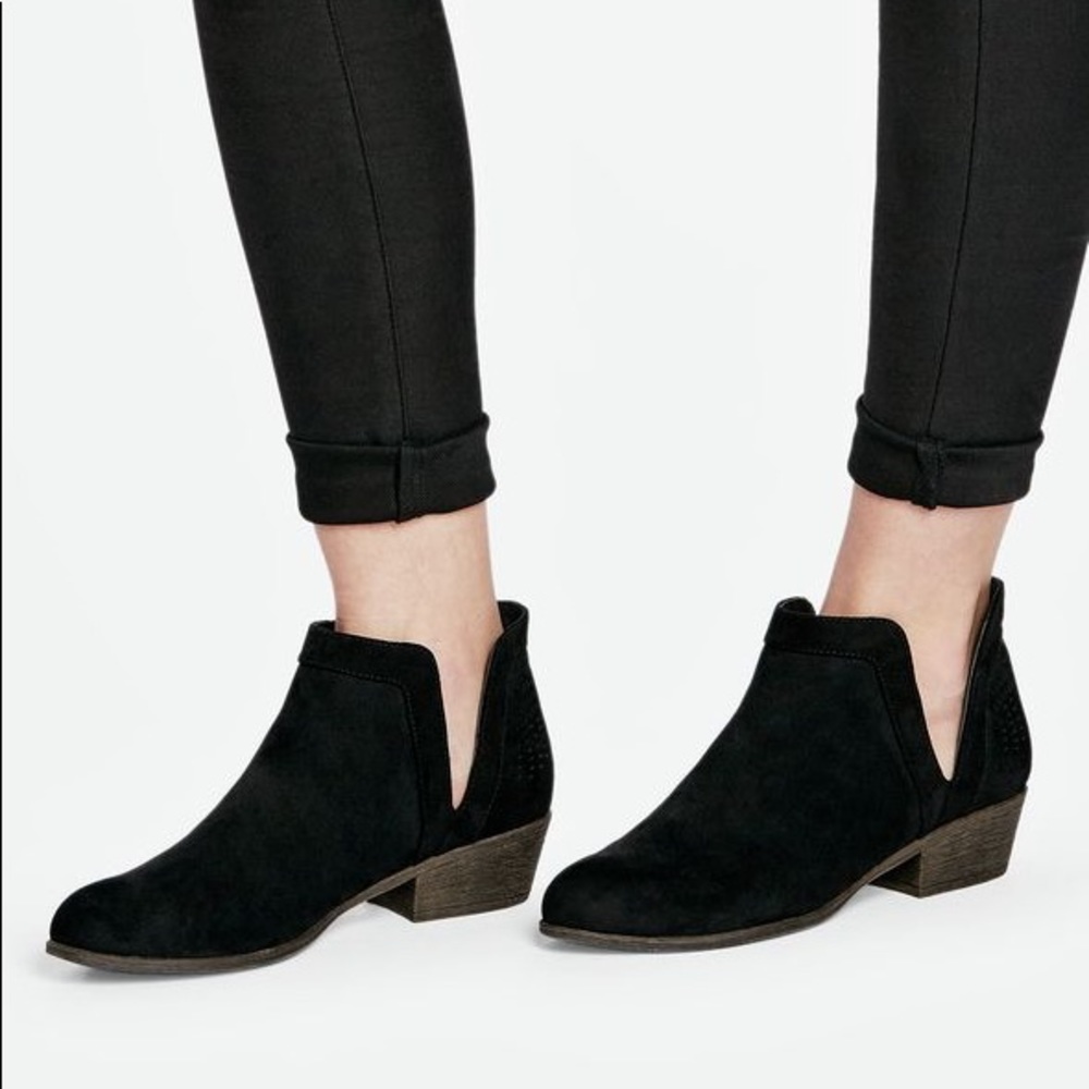 🖤JustFab Tyler cur-out booties🖤